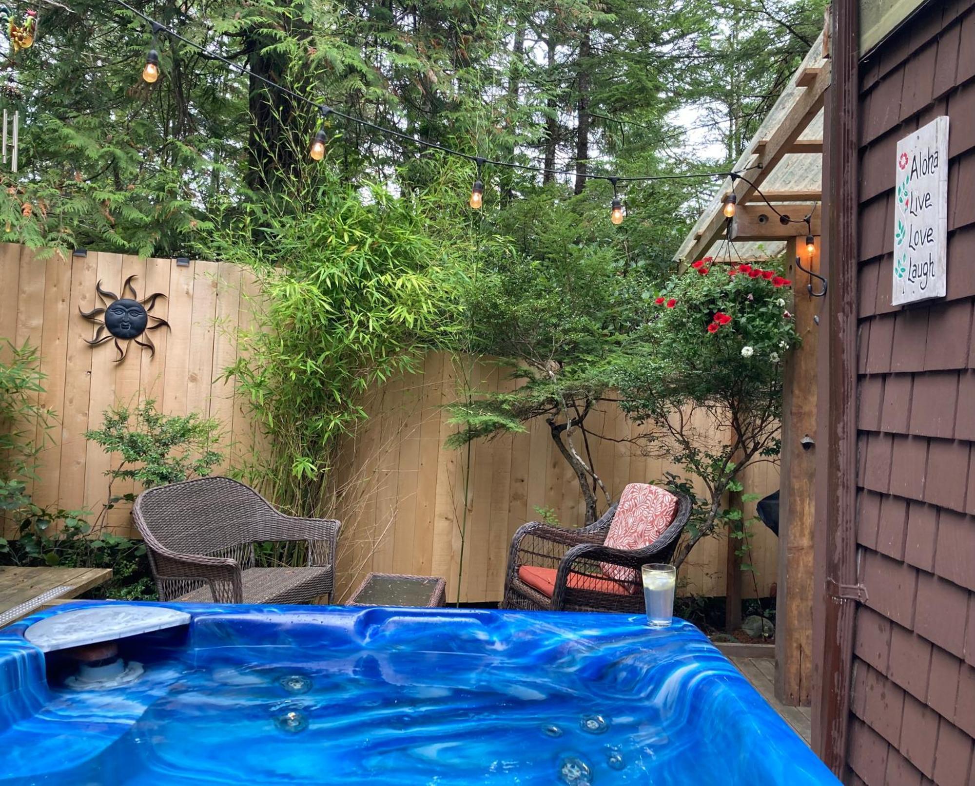 Forest Sweet Retreat Hot Tub & Wood Fired Sauna Ucluelet Eksteriør billede